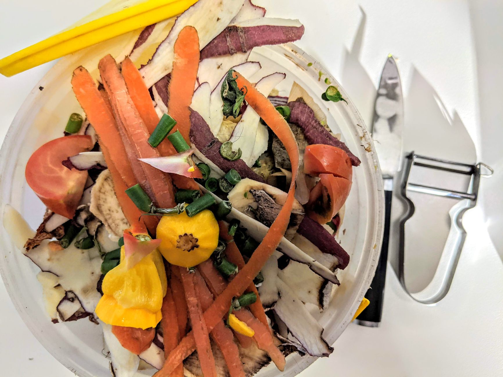 Прострочена та неякісна продукція: куди вона дівається